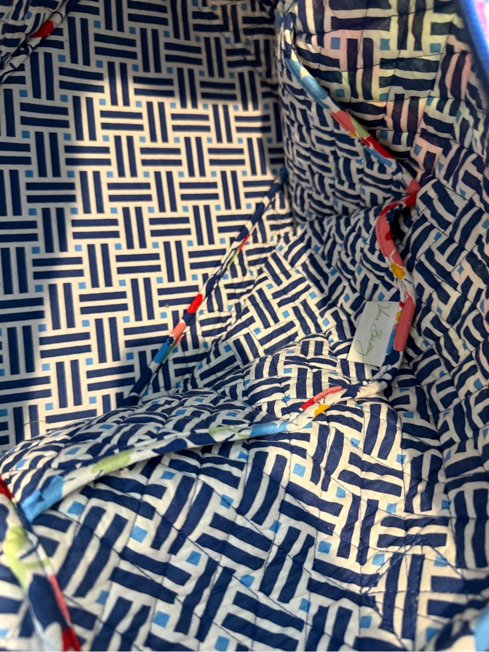Vera Bradley Quilted Travel Bag “Summer Cottage” Pre-owned. Fair condition - Picture 10 of 12